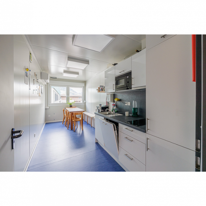 Axenstrasse Edificio container interno piccola cucina Avesco Rent