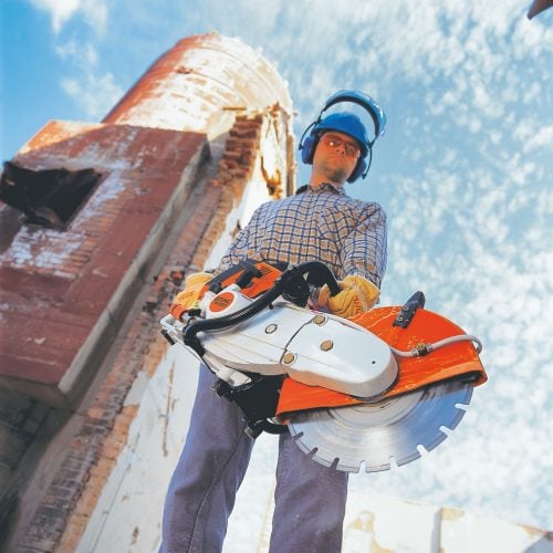 Tronçonneuse à béton STIHL 700 en action