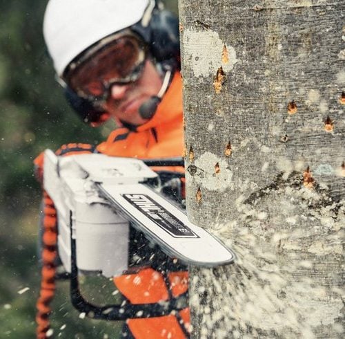 Tronçonneuse a bois STIHL MS 461 en action sur bois