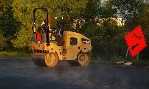 Location de Rouleau compresseur CAT CB22 (2.5 T)