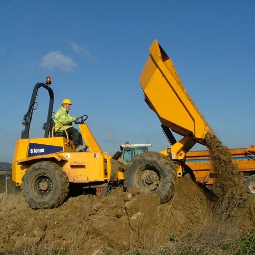 Dumper à pneus Thwaites Mach 763 déchargement de terre